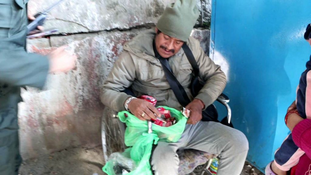 चुरोट, गुट्खालगायत वस्तु विक्री गरिरहेको उनलाई मानव सेवा आश्रममा व्यवस्थापन गर्दै छौँ — उपरीक्षक पाण्डे