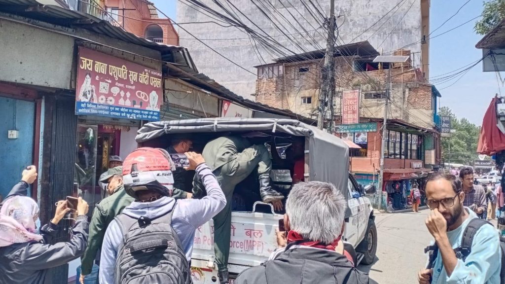 आवागमन रोकिने गरी मोटरसाइकल वर्कसप चलाउने ३५ वटा वर्कसपलाई जरिवाना