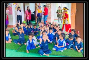 लायन्स क्लबहरुद्वारा धुलिखेलमा अध्यनरत ४५ जना बाल बालिकालाई स्कुल ब्याग तथा शैक्षिक सामाग्री बितरण