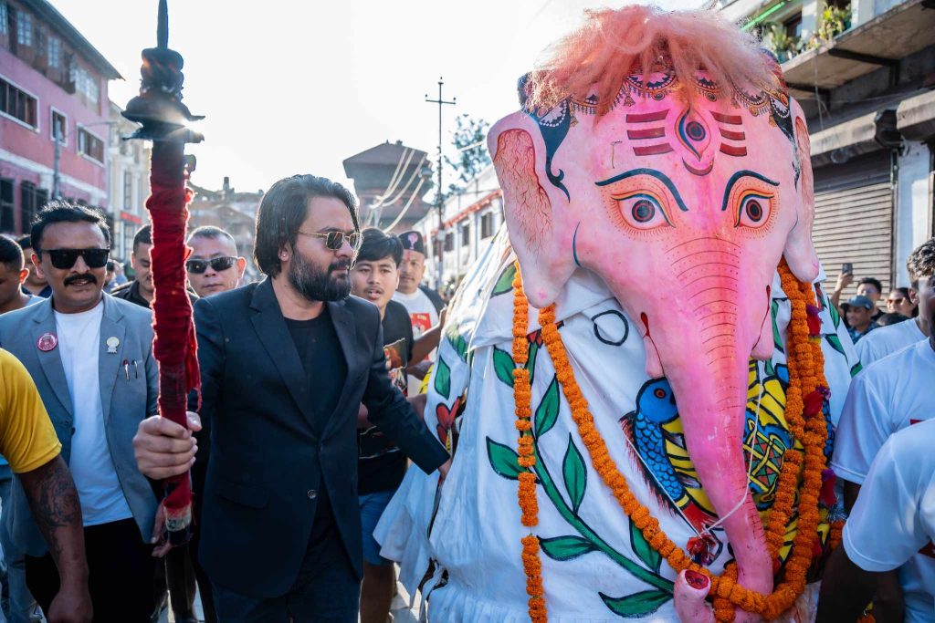 हातमा चिराक लिएर काठमाडौँ महानगरपालिकाका प्रमुख बालेन्द्र शाह (बालेन) बने पुलुकिसि नृत्यमा पथप्रदर्शक