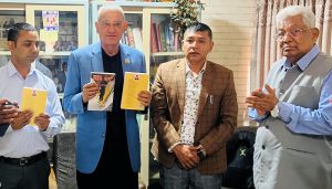 श्रीराम श्रेष्ठको नियात्रा संग्रह ‘यात्राको तस्बिर’ कांग्रेस नेता डा.शशांकद्वारा सार्वजनिक