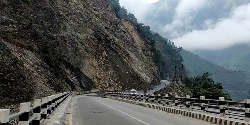 पृथ्वी राजमार्गमा अर्को सूचना नभएसम्म सवारी बन्द,धादिङमा पहिरोको जोखिम