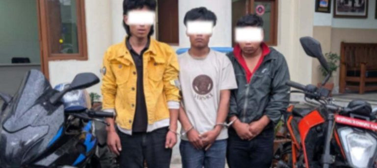 मोटरसाइकल चोरी गरेर भागेका तीन जनालाई प्रहरीले यसरी समात्यो