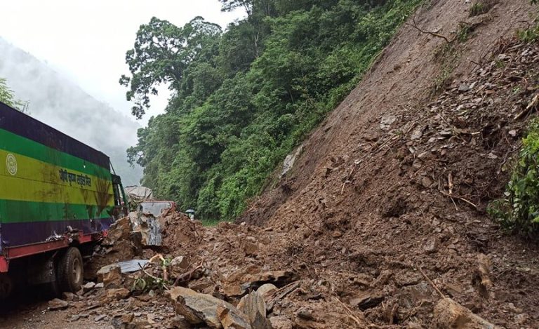 बाढी–पहिरोका कारण यी राजमार्गमा अझै अवरोध, कहाँ कस्तो छ सडकको अवस्था ?