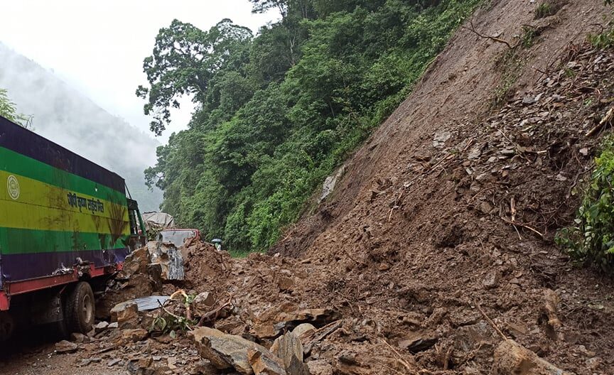 बाढी–पहिरोका कारण यी राजमार्गमा अझै अवरोध, कहाँ कस्तो छ सडकको अवस्था ?