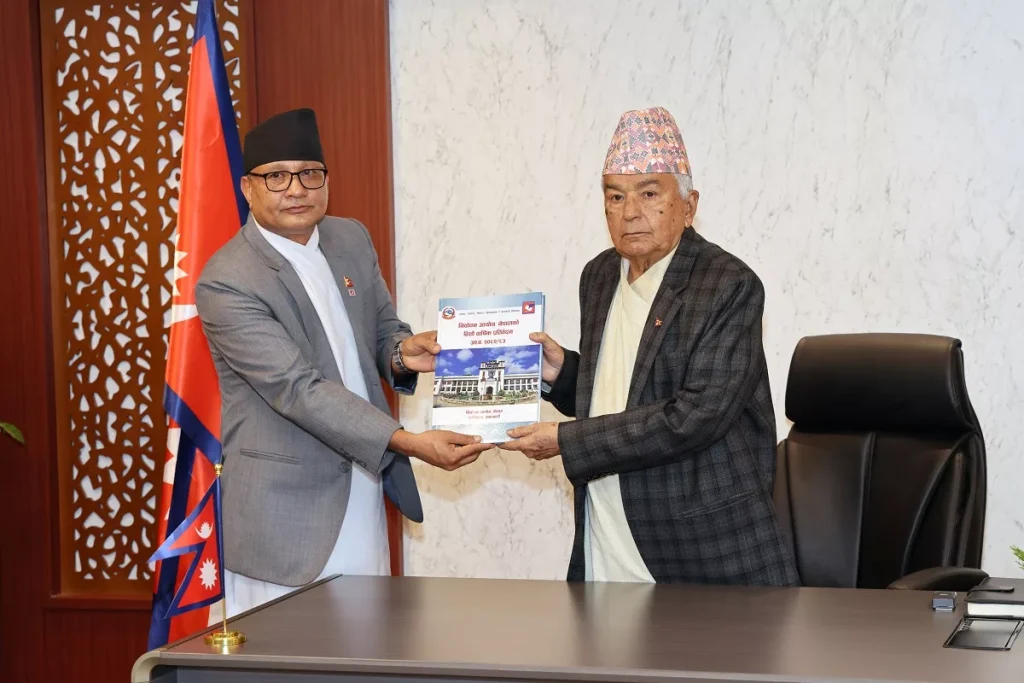 राष्ट्रपति पौडेललाई निर्वाचन आयोगले बुझायो वार्षिक प्रतिवेदन